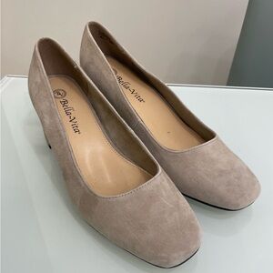Size 8WW Bella Vita Women's Beige Suede Heels